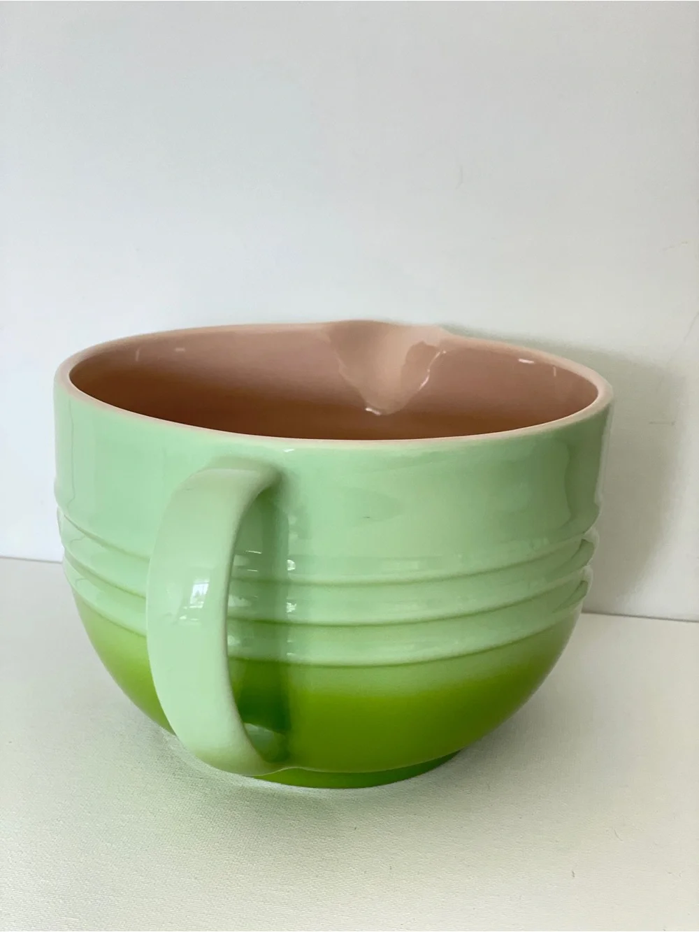 Le Creuset Kiwi Ombré 2 Qt Stoneware Batter Bowl w/ Spout Discontinued